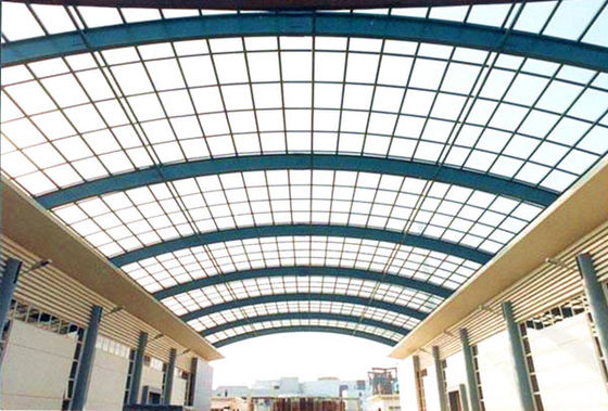 قوس السقف الصلب الإطار مبنى تجاري الهياكل الفولاذية الحديثة سطح اللوحة