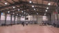 محكمة كرة السلة ذات الهيكل الفولاذي الجاهز متعدد الفتحات ذات المساحة الكبيرة مساحة داخلية كبيرة