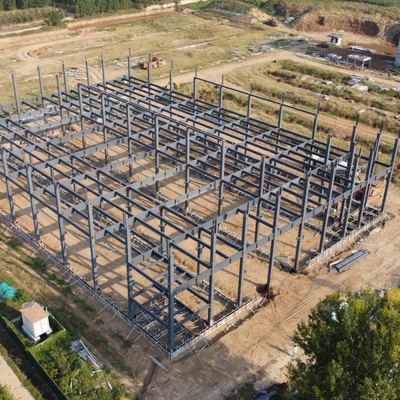 مستودع هيكل فولاذي مُسبق الصنع Q235B Q355B ASTM A36 مساحة كبيرة